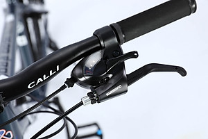 Xe đạp thể thao CALLI 1600 Pro Khung hợp kim nhôm cao cấp, có 2 kích cỡ lựa chọn phù hợp với người cao 1m44 trở lên