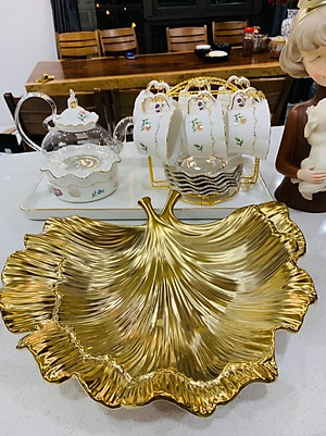 BỘ BÌNH THỦY TINH PHA TRÀ HOA KÈM ĐẾ CHÂM NẾN, 6 CỐC, KHAY ĐĨA SỨ XƯƠNG CAO CẤP VÀ GIÁ TREO KIM LOẠI MẠ VÀNG - ANTH685 ( GIAO HOA VĂN NGẪU NHIÊN )