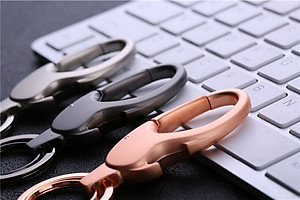 Móc Chìa Khóa Ô tô Xe Máy ZB-207 Có Móc Đỉa Quần Kiêm Mở Nắp Chai Tiện Dụng ( giao màu ngẫu nhiên )