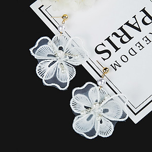 Bông tai hoa vải cánh trắng tinh khiết nữ tính