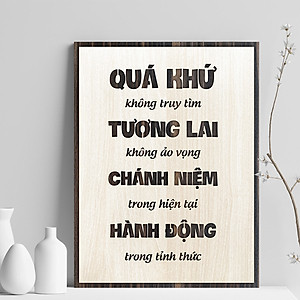 Tranh Gỗ trang trí TBIG029 danh ngôn sống ý nghĩa treo phòng khách "Quá khứ không truy tìm, Tương lai ảo vọng, Chánh niệm trong hiện tại, Hành động trong tỉnh thức"