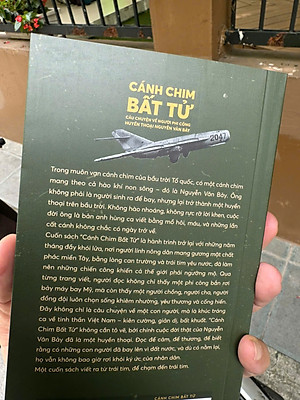 (Bìa mềm, Tặng kèm Bookmark, Postcard) CÁNH CHIM BẤT TỬ - Câu chuyện về người phi công huyền thoại Nguyễn Văn Bảy - Waka