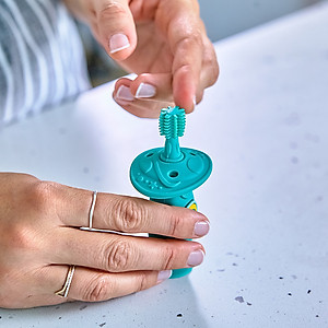 Bàn chải tập đánh răng và mát xa nướu silicon 360 cho bé Marcus & Marcus, từ 12 tháng