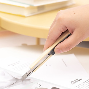 Dao rọc giấy, chất liệu lưỡi bằng hợp kim SK5 DELI - Combo 2 chiếc - WD10150