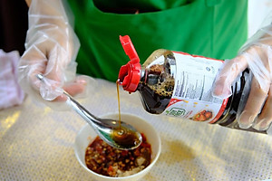 Nước tương mật hoa dừa Sokfarm - Chai 1L Dòng chuyên nấu ăn, không từ đậu nành, giảm 50% lượng muối