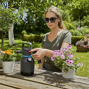 BÌNH TƯỚI CÂY ÁP SUẤT 1.25 LÍT GARDENA 11120-20