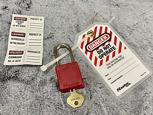 Thẻ cấm vận hành Master Lock 497A