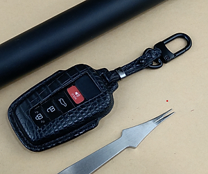 Bao da ép phom Handmade bọc chìa khóa xe ô tô TOYOTA da cá sấu sang trọng