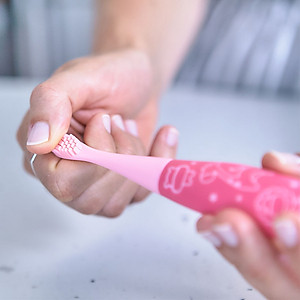 Bàn chải đánh răng silicon cho bé Marcus & Marcus, từ 2 tuổi