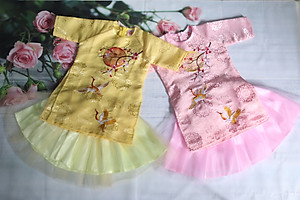 Áo dài cách tân cho bé gái chất liệu vải gấm kèm mấn.