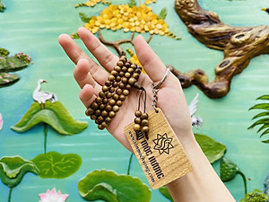 Vòng tay trầm hương tràng 108 hạt Tốc SƠN MỘC HƯƠNG tặng 1 mốc khóa SMH