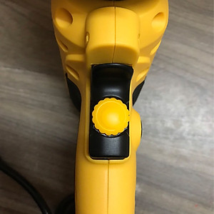 Máy Đánh Bóng Cầm Tay ABG DWE6401 Công Suất 700W, Đế Chà 125mm, Máy Chà Nhám Cầm Tay Dùng Để Đánh Bóng Bề Mặt Xe Hơi Mà Không Lo Bị Trầy Xước, Máy Có Tấm Đệm Lót Đàn Hồi, Có Thể Để Máy Nằm Ngửa Lên Mà Không Làm Hư Bề Mặt Chất Liệu – Hàng Chính Hãng.