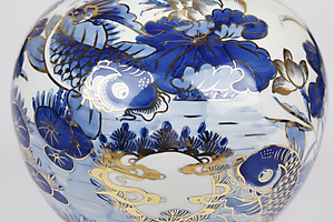 Bình hút tài lộc Bát Tràng men lam vẽ vàng cao 28cm Lý Ngư Vọng Nguyệt