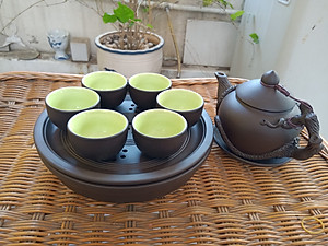 Bộ ấm chén đắp nổi cội nguồn khay tròn gốm sứ Bát Tràng