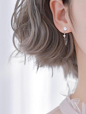 Bông tai đá kiểu dáng cá tính - vành tai tone trắng.