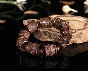 Bộ Vòng Tay Phong Thủy Trầm Mộc, Gỗ Trầm Hương tự nhiên, Điêu khắc hình phong thủy, Kèm hộp đựng lót lụa.