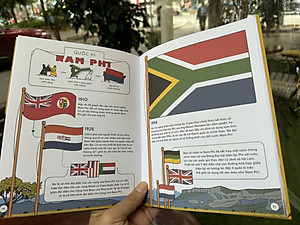 [Bìa cứng, in màu] PHẤP PHỚI CỜ BAY - LỊCH SỬ QUỐC KÌ CÁC NƯỚC CHO TRẺ EM - Robert G. Fresson - Dr. Gấu dịch - San Hô - NXB Phụ Nữ Việt Nam.