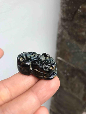 TỲ HƯU ĐEN XANH ĐÁ TỰ NHIÊN DÀI 33mm NGANG 19mm Dầy 12mm PHỐI VÒNG TAY NAM 14ly TRỞ LÊN ĐEO ĐẸP