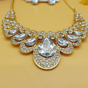 Bộ trang sức dây chuyền và bông tai đính hạt - A021