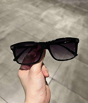 Kính xinh, Kính mắt vuông đi đường chống nắng gọng nhựa