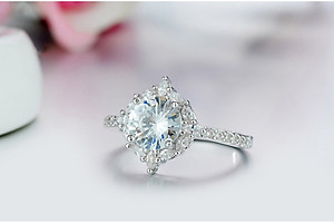 Nhẫn xoàn đính đá, kiểu dáng kim cương, chất liệu hợp kim tráng Platin, Mẫu Luxi Green 0016, Kèm hộp đựng Cẩm Tú