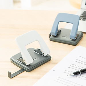 Bấm Lỗ 20 Tờ (102) Deli - Mẫu Ngẫu Nhiên 