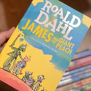 Sách James and the Giant Peach (Roald Dahl, Illustrated by Quentin Blake)