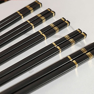 Set 10 đôi đũa 3 sọc đen kháng khuẩn, đũa nhựa chống nấm mốc, chịu nhiệt tốt, an toàn cho người sử dụng