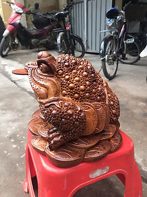 Cóc ngậm đồng tiền vàng bằng gỗ hương đá kt 28×24×19cm