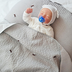 Gối chống trào ngược cho bé Rototo Bebe chữ C cao cấp, chất liệu đặc biệt Ripple gợn sóng (Ghi họa tiết gấu)