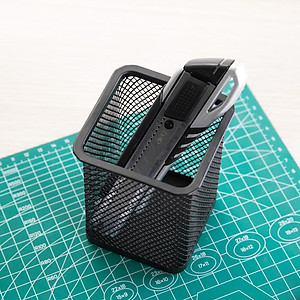 Dao rọc giấy Deli Vỏ Kim Loại cao su mềm chống trượt, loại 8 lưỡi khóa tự động E2057