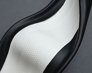 Bọc vô lăng TTAUTO kiểu dáng D Cut có vòng định vị cho xe ô tô từ 4 đến 7 chỗ chất liệu da vân carbon cao cấp (Đen-Đỏ)