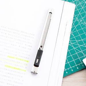 Dao Rọc Giấy Deli, Loại Dao 8 Lưỡi, Bạc - 1 Cái E2034