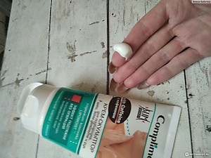 Kem nâng cơ cằm cổ Compliment với Caffeine 150ml