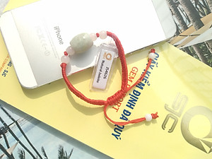 Combo Vòng đeo tay chỉ đỏ đính 5 hạt Ngọc Cẩm Thạch thiên nhiên 100%, Chu vi vòng 22cm, thiết kế co giãn, Kèm bản Photocopy GIẤY KIỂM ĐỊNH CỦA SJC LAB (Full mã số), KÈM túi đựng Cung Hỷ - MẪU CROWX.436B