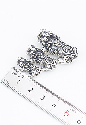 Charm bạc tỳ hưu bạc thái xỏ ngang - Ngọc Quý Gemstones