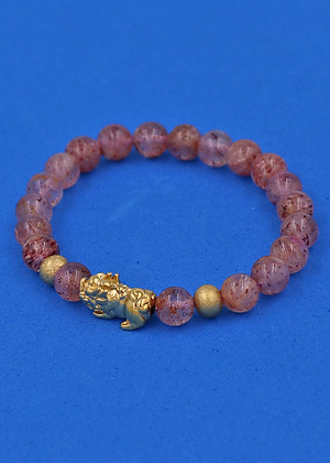 Vòng tay Thạch Anh Dâu Tây 6 ly cẩn Tỳ Hưu inox vàng VTADTTHHBV6 - hợp mệnh Hỏa, mệnh Thổ