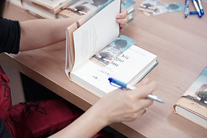 Sách - Đời Gió Bụi - Bìa Cứng - Kèm Chữ Ký Tác Giả