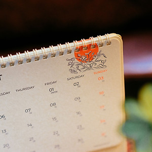 Lịch để bàn 2026 AO+ bản giới hạn có lịch âm in họa tiết hoa văn vốn cổ AA625