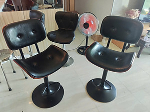 Ghế bar thân gỗ nệm da Pu CB2287A-P Nội thất Capta Ghế đảo bếp lưng gỗ nệm bọc da PU màu đen chân thép sơn tĩnh điện màu đen tăng giảm