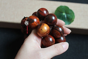 Set Vòng đeo tay Gỗ Sưa đỏ tự nhiên, kèm hộp đựng lót lụa