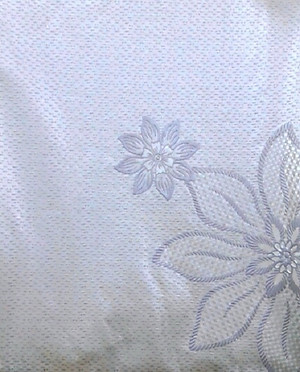 Khăn Trải Bàn PAULEE - PWL 241 hoa văn nổi, ánh kim bạc, nền kem bạc, không thấm nước - 147cm x 230cm.