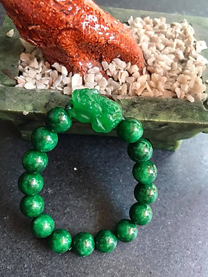 CHIẾC VÒNG TAY TỲ HƯU NỮ ĐÁ CẨM THẠCH  MÀU XANH LÁ SIZE 10MM  NỮ MỆNH MỘC VÀ HỎA Ạ