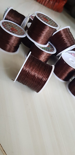 Cuộn Dây Thun CO GIÃN màu Nâu chuyên xỏ vòng đeo tay hạt chuỗi  Dây này là dây thun chuyên xỏ vòng chuỗi màu Nâu, có đủ màu Anh Chị đang đeo chuỗi muốn thay dây khác cho vòng thì đặt cuộn Thun chỉ này nhé
