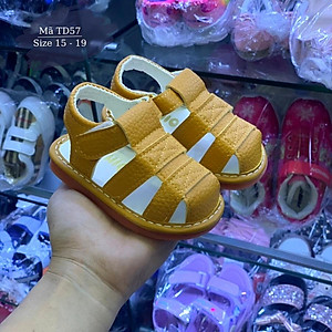 Dép sandal tập đi bé trai bé gái 0 - 18 tháng màu nâu da bò quai dán da mềm đế cao su chống trơn trượt có còi tiếng kêu chíp chíp thời trang cho trẻ em TD57
