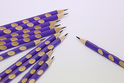 Ruột của bút chì thường được làm từ than chì và đất sét Than chì được cấu  tọa từ các nguyên tử carbon