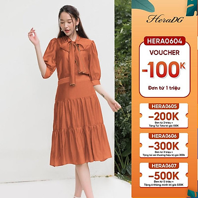 Đầm thiết kế cổ chữ V với phần váy xếp 3 tầng họa tiết hoa duyên dáng