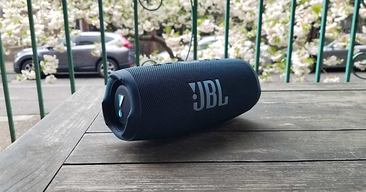 Đánh giá JBL Charge 5: Loa bluetooth di động nhưng âm thanh to 'tổ chảng'!  |