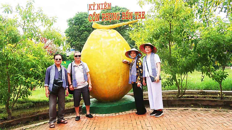 Check-in trái dừa khổng lồ tại khu du lịch Cồn Phụng