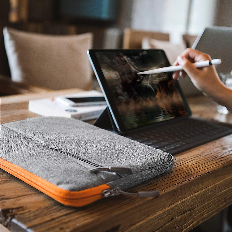 TÚI CẦM TAY TOMTOC (USA) STYLE Tablet/iPad 10.5-11inch Gray - A18-A01G -  Phụ Kiện Chính Hãng Hyper, Daison, Mipow, tomtoc, innostyle, Spigen, Rain  Design, Onegrus, ITSKINS